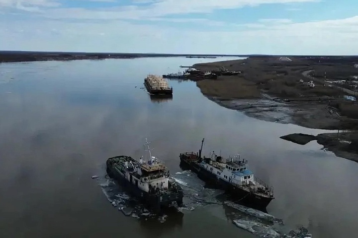 В Якутии ледоход оборвал тросы, и течением унесло десять судов