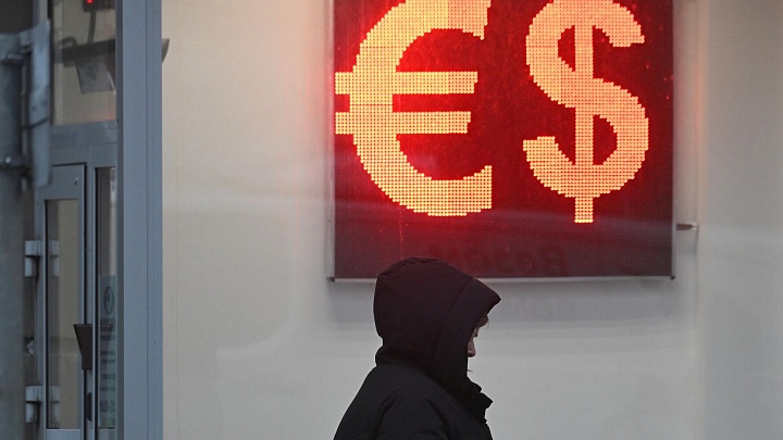 Доллар дешевеет к мировым валютам после публикации статистики из США